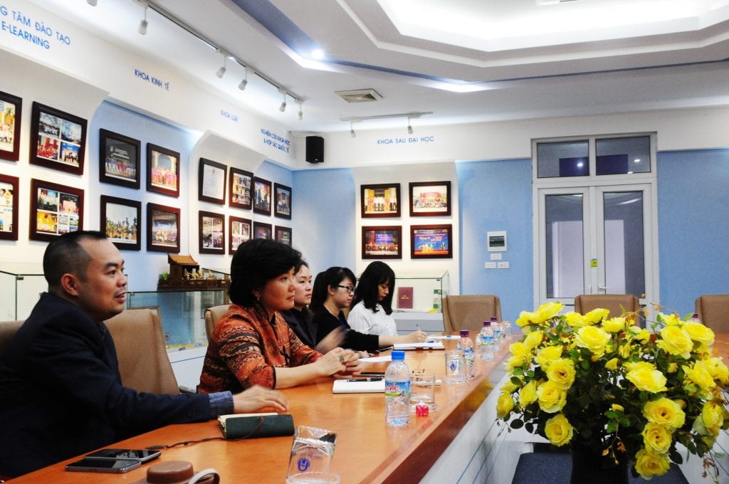Bà Võ Thùy Dung – PCN phụ trách khoa Kiến trúc Viện ĐHMHN và các giảng viên chuyên ngành quy hoạch và kiến trúc cảnh quan Bà Võ Thùy Dung – PCN phụ trách khoa Kiến trúc Viện ĐHMHN và các giảng viên chuyên ngành quy hoạch và kiến trúc cảnh quan