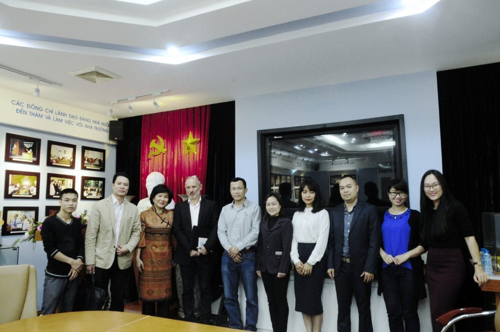 Giảng viên khoa Kiến trúc và khách mời từ EGO Group chụp ảnh lưu niệm Giảng viên khoa Kiến trúc và khách mời từ EGO Group chụp ảnh lưu niệm