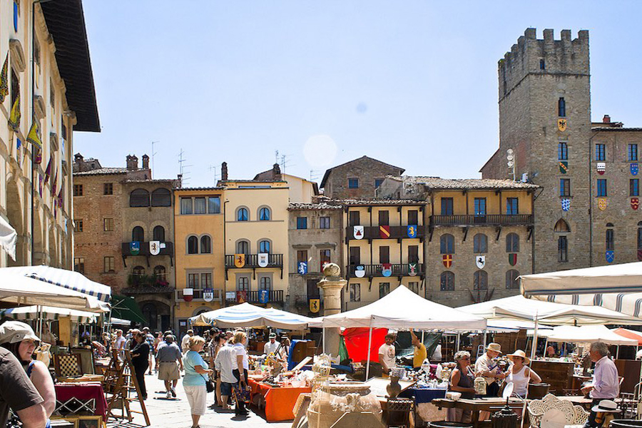 Chợ phiên tại quảng trường thành phố Arezzo - vùng Tuscany - Italy. 