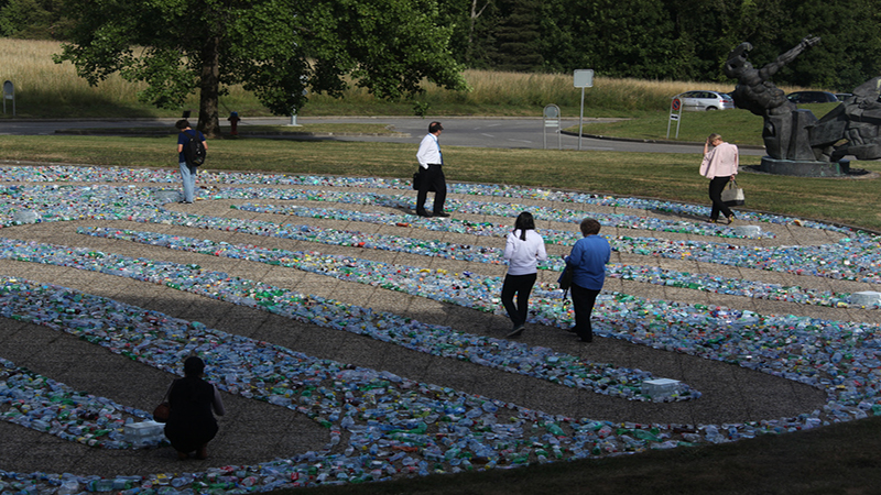 Recycling Labyrinth Art Installation at the UN / Tác phẩm sắp đặt: Mê cung tái chế